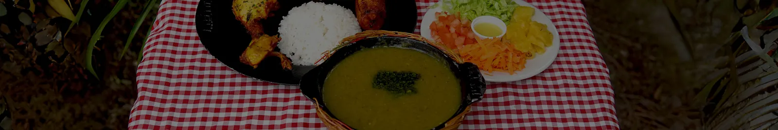 Mesa servida con platos típicos vallecaucanos en Albania Restaurante Campestre