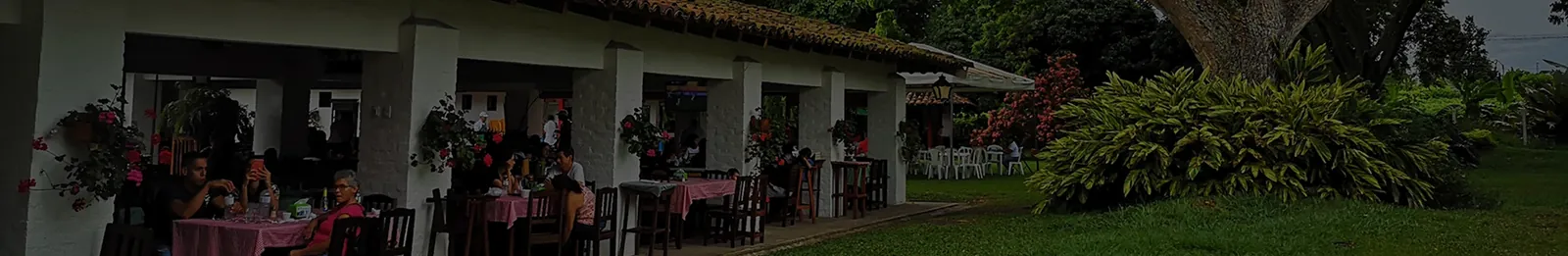 Corredor de la casona tradicional de Albania Restaurante Campestre en Ginebra